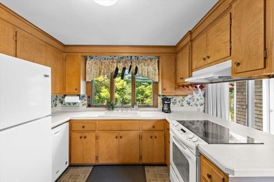Lovingly cared for by one family since it was built, this - photo 7