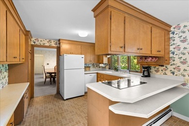 Lovingly cared for by one family since it was built, this - photo 8
