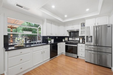 Beautifully maintained and freshly painted, this spacious - photo 13