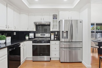 Beautifully maintained and freshly painted, this spacious - photo 14