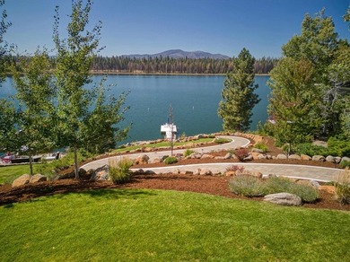Discover the epitome of lakeside luxury at Lake Almanor! This - photo 19