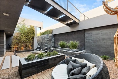 Pristine symmetrical landscaping paves your entrance into this - photo 37