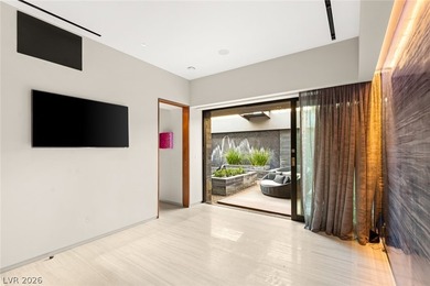 Pristine symmetrical landscaping paves your entrance into this - photo 39