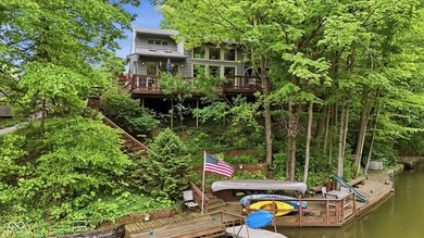 Tucked among mature trees in the highly sought-after South - photo 1