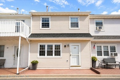 THIS LOVELY SINGLE-FAMILY HOME IS CLEAN, MOVE-IN-READY AND - photo 1