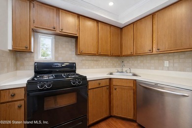 THIS LOVELY SINGLE-FAMILY HOME IS CLEAN, MOVE-IN-READY AND - photo 4