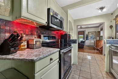 This charming 1925 bungalow is situated perfectly in the heart - photo 13