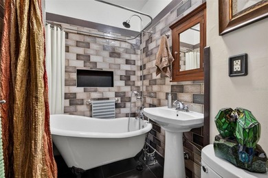 This charming 1925 bungalow is situated perfectly in the heart - photo 16