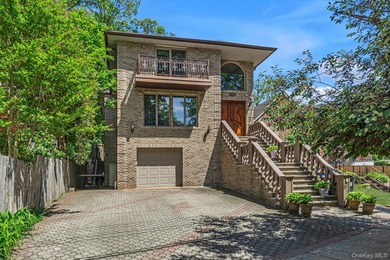 Welcome to your new home. This magnificent custom-built brick - photo 1