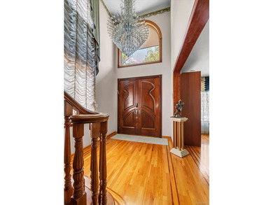 Welcome to your new home. This magnificent custom-built brick - photo 2