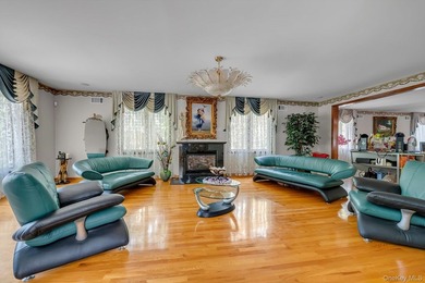 Welcome to your new home. This magnificent custom-built brick - photo 5