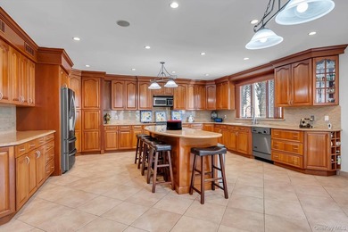 Welcome to your new home. This magnificent custom-built brick - photo 8