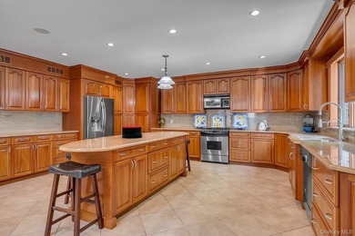 Welcome to your new home. This magnificent custom-built brick - photo 9