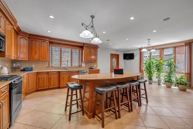 Welcome to your new home. This magnificent custom-built brick - photo 10