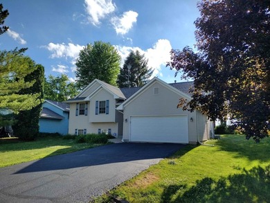 ***SPACIOUS LAKE COMMUNITY HOME*** Nestled within a desirable - photo 1