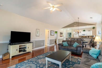 Fully furnished, third floor end unit condo located in Magnolia - photo 8
