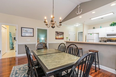 Fully furnished, third floor end unit condo located in Magnolia - photo 10