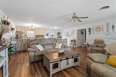 3 bed, 2 bath pretty home in Dougherty. Davis schools. Fiber - photo 6