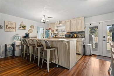 3 bed, 2 bath pretty home in Dougherty. Davis schools. Fiber - photo 9