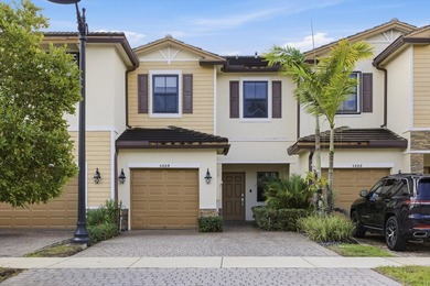 Move-In Ready Lakefront Townhome Minutes from Nova & FLL - photo 2