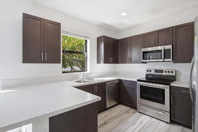 Move-In Ready Lakefront Townhome Minutes from Nova & FLL - photo 7