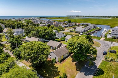 Welcome to 11 Gate Way in prestigious Gate Way Isles, where the - photo 1