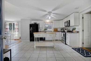 Welcome to 11 Gate Way in prestigious Gate Way Isles, where the - photo 6