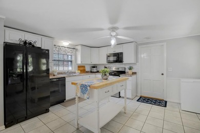 Welcome to 11 Gate Way in prestigious Gate Way Isles, where the - photo 7