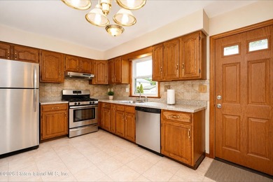WELCOME TO THIS WELL MAINTAINED SEMI ATTACHED CORNER HOUSE. 3 - photo 5