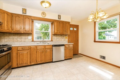 WELCOME TO THIS WELL MAINTAINED SEMI ATTACHED CORNER HOUSE. 3 - photo 6