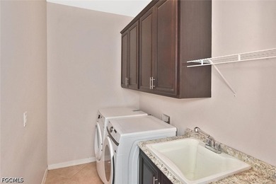 Welcome to this beautifully maintained Brookfield floor plan - photo 32