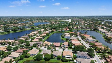 This stunning 5-bedroom, 4-bathroom residence offers the perfect - photo 39