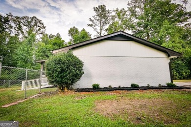 Beautifully renovated 3-bedroom, 2-bath brick ranch on nearly - photo 8