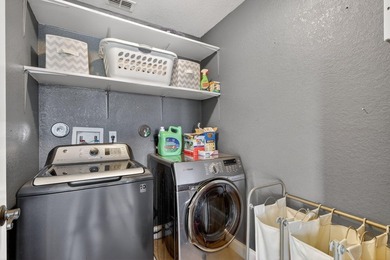 Spacious 3-Bedroom with a huge loft and possibly a 4th bedroom - photo 37