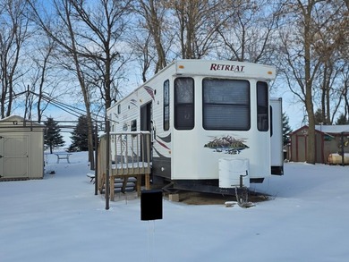 Spacious 2011 Keystone Retreat with Front Den and King-sized bed - photo 1