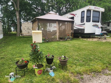 Spacious 2011 Keystone Retreat with Front Den and King-sized bed - photo 2