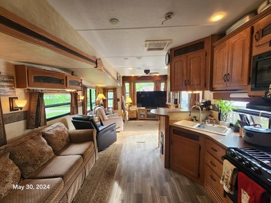 Spacious 2011 Keystone Retreat with Front Den and King-sized bed - photo 3