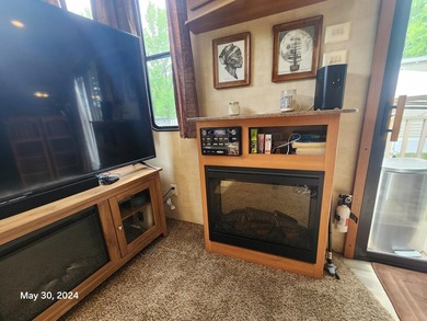 Spacious 2011 Keystone Retreat with Front Den and King-sized bed - photo 5