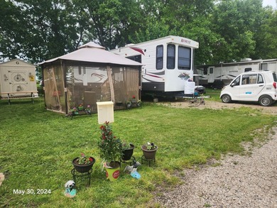 Spacious 2011 Keystone Retreat with Front Den and King-sized bed - photo 10