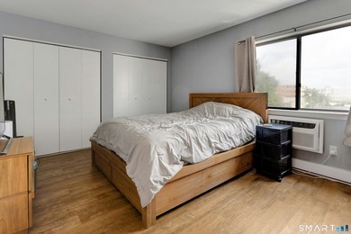 A commuters delight! This top floor 2 bedroom condo located in - photo 11