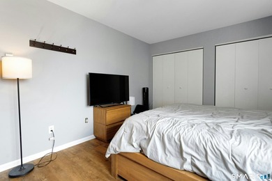 A commuters delight! This top floor 2 bedroom condo located in - photo 12