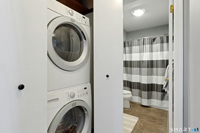 A commuters delight! This top floor 2 bedroom condo located in - photo 14