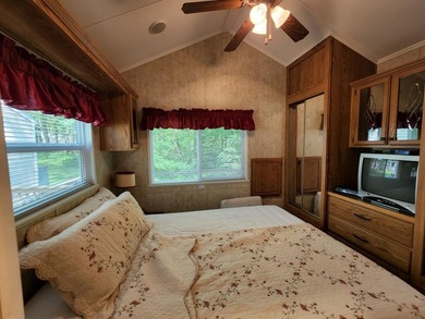 2007 DPH Park Model; bedroom with built-ins; large bathroom with - photo 3