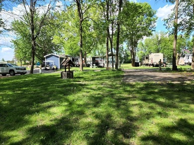 2007 DPH Park Model; bedroom with built-ins; large bathroom with - photo 5