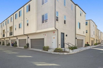 Welcome to this beautifully upgraded 2-bedroom, 2.5-bath - photo 4