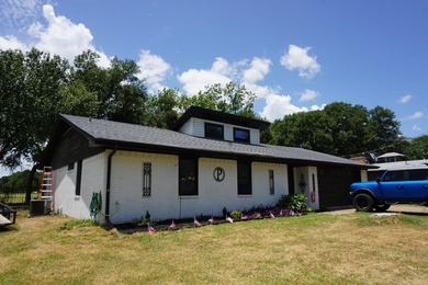 Cozy starter home at just under 1450sq ft, but sits in a great - photo 1