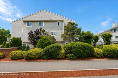Welcome to Captain's Quarters! This spacious corner-unit - photo 2