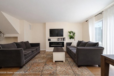 Welcome to Captain's Quarters! This spacious corner-unit - photo 8