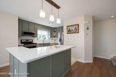 Welcome to Captain's Quarters! This spacious corner-unit - photo 10