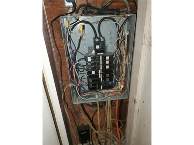 Attention investors, flippers, handy-women. This house needs a - photo 17